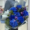 7 пышных синих роз с маттиолой